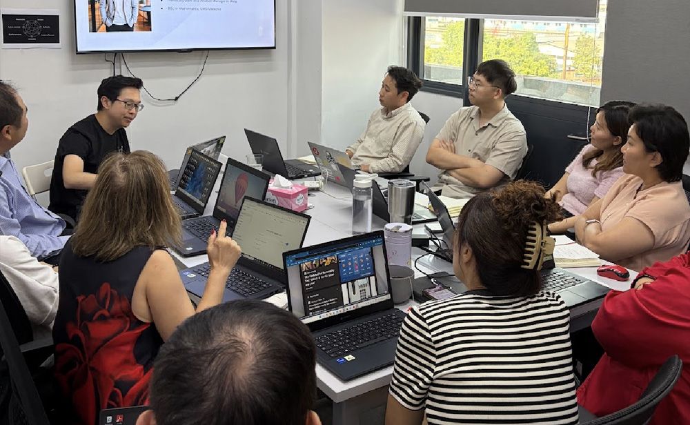 HELUKABEL team discussing generative AI during the workshop